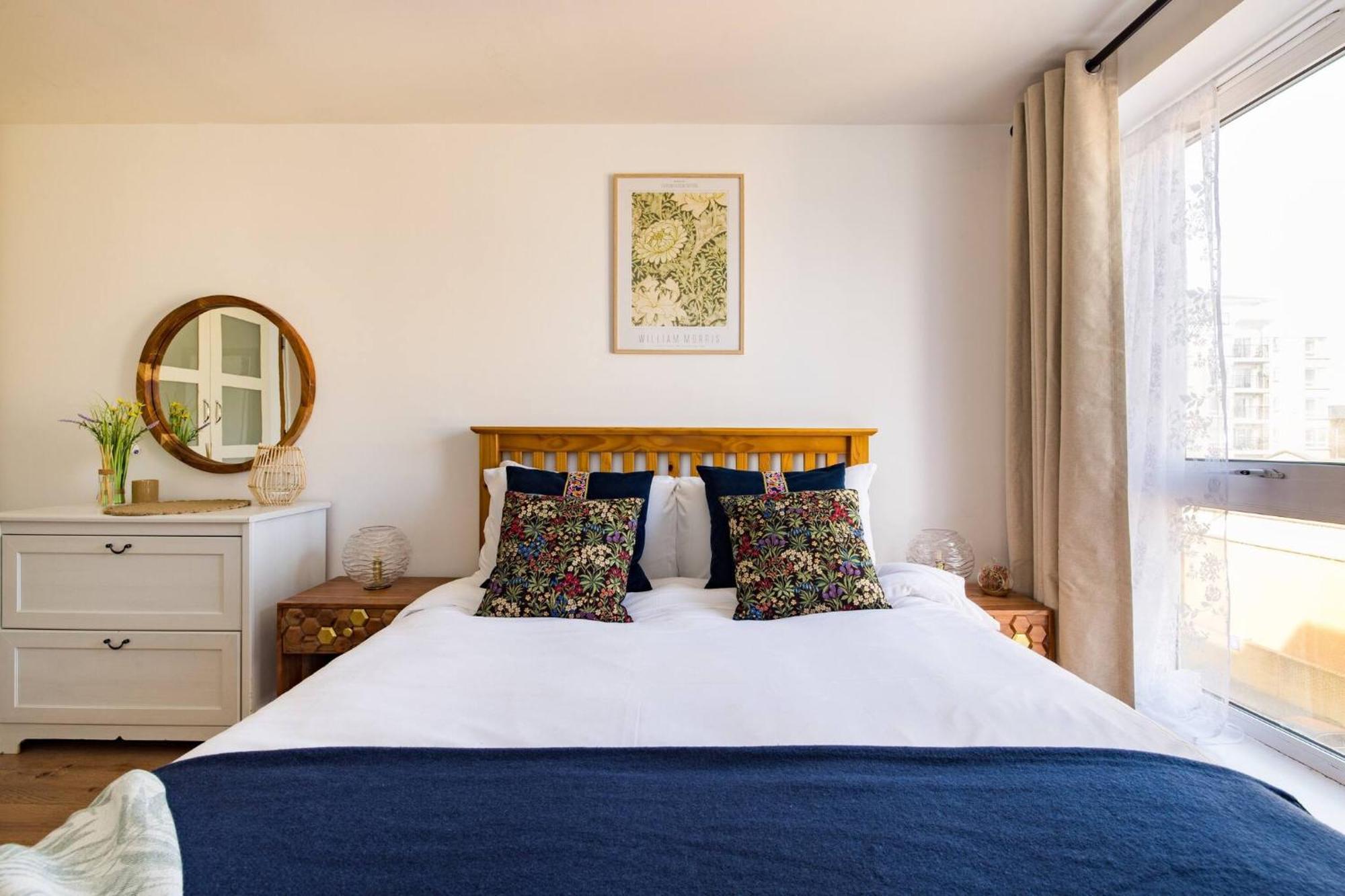 Wild Roses Service Apartments - East India ลอนดอน ภายนอก รูปภาพ