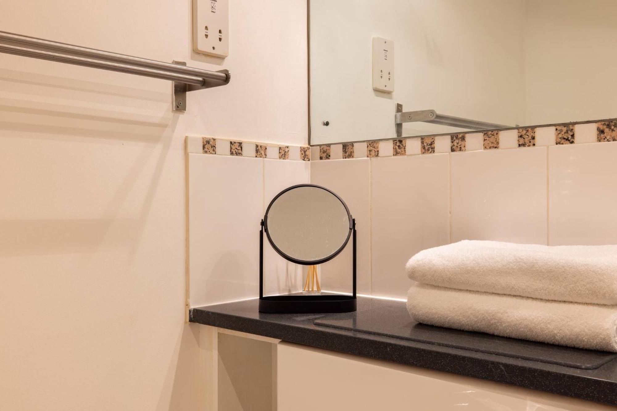Wild Roses Service Apartments - East India ลอนดอน ภายนอก รูปภาพ